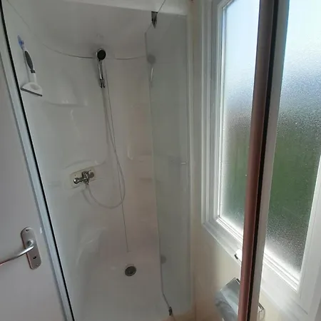 Mobil Les Charmettes 4 Etoiles En Charente Maritime Pres Du Zoo De La Palmyre 8 Personnes Confort 3 2salles De Bains 2 Wc Lave Linge Lave Vaisselle Climatisation Bien Situe * 莱马特