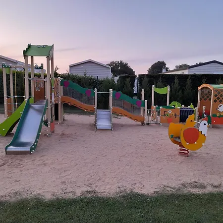 Mobil Les Charmettes 4 Etoiles En Charente Maritime Pres Du Zoo De La Palmyre 8 Personnes Confort 3 2salles De Bains 2 Wc Lave Linge Lave Vaisselle Climatisation Bien Situe *