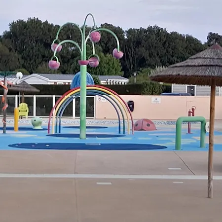 Mobil Les Charmettes 4 Etoiles En Charente Maritime Pres Du Zoo De La Palmyre 8 Personnes Confort 3 2salles De Bains 2 Wc Lave Linge Lave Vaisselle Climatisation Bien Situe 莱马特