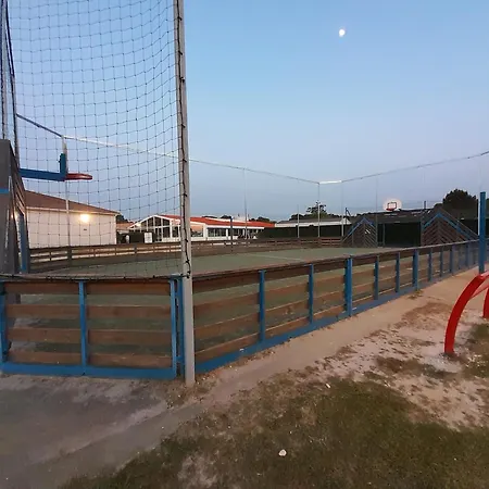 度假居 Mobil Les Charmettes 4 Etoiles En Charente Maritime Pres Du Zoo De La Palmyre 8 Personnes Confort 3 2salles De Bains 2 Wc Lave Linge Lave Vaisselle Climatisation Bien Situe 莱马特