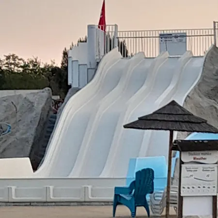 Mobil Les Charmettes 4 Etoiles En Charente Maritime Pres Du Zoo De La Palmyre 8 Personnes Confort 3 2salles De Bains 2 Wc Lave Linge Lave Vaisselle Climatisation Bien Situe 莱马特