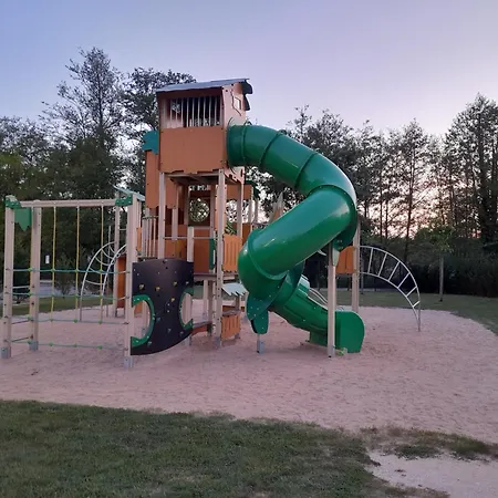 Mobil Les Charmettes 4 Etoiles En Charente Maritime Pres Du Zoo De La Palmyre 8 Personnes Confort 3 2salles De Bains 2 Wc Lave Linge Lave Vaisselle Climatisation Bien Situe 度假居