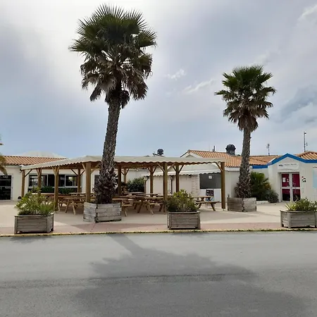 Mobil Les Charmettes 4 Etoiles En Charente Maritime Pres Du Zoo De La Palmyre 8 Personnes Confort 3 2salles De Bains 2 Wc Lave Linge Lave Vaisselle Climatisation Bien Situe