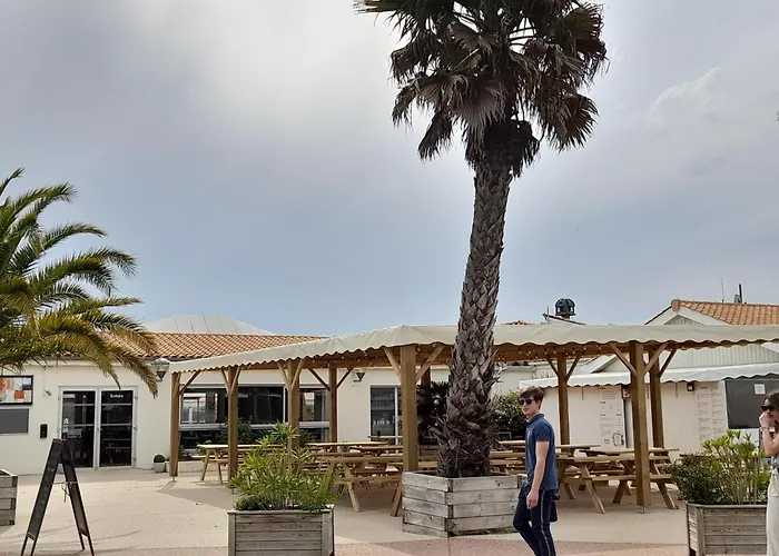 Mobil Les Charmettes 4 étoiles En Charente Maritime Prés Du Zoo De La Palmyre 8 Personnes Confort 3 2salles De Bains 2 Wc Lave Linge Lave Vaisselle Climatisation Bien Situé * Les Mathes