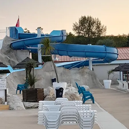 Mobil Les Charmettes 4 Etoiles En Charente Maritime Pres Du Zoo De La Palmyre 8 Personnes Confort 3 2salles De Bains 2 Wc Lave Linge Lave Vaisselle Climatisation Bien Situe Holiday home